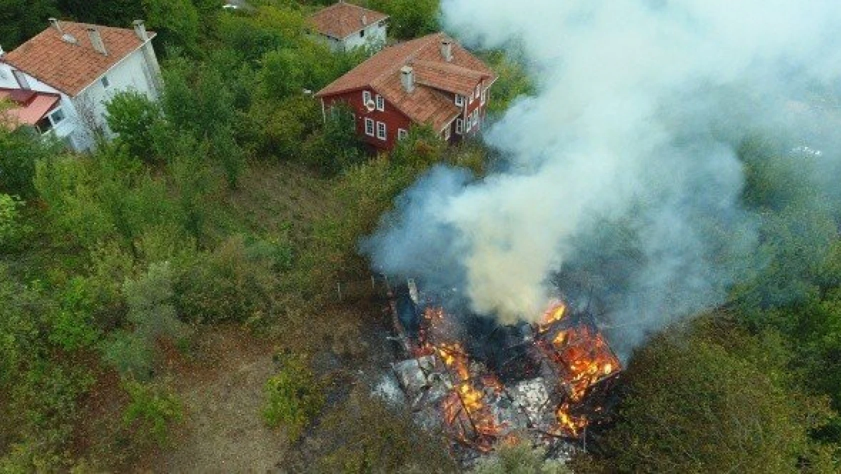 Bozkurt'ta yıldırım düşmesi sonucu 2 katlı ev zarar gördü