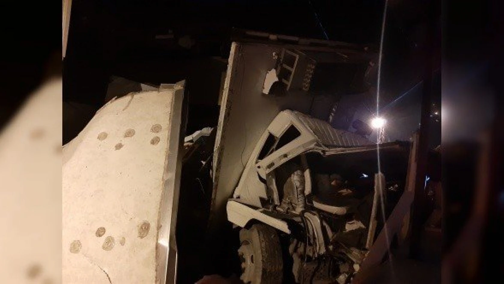 Evin duvarına çarpan kamyonun şoförü öldü