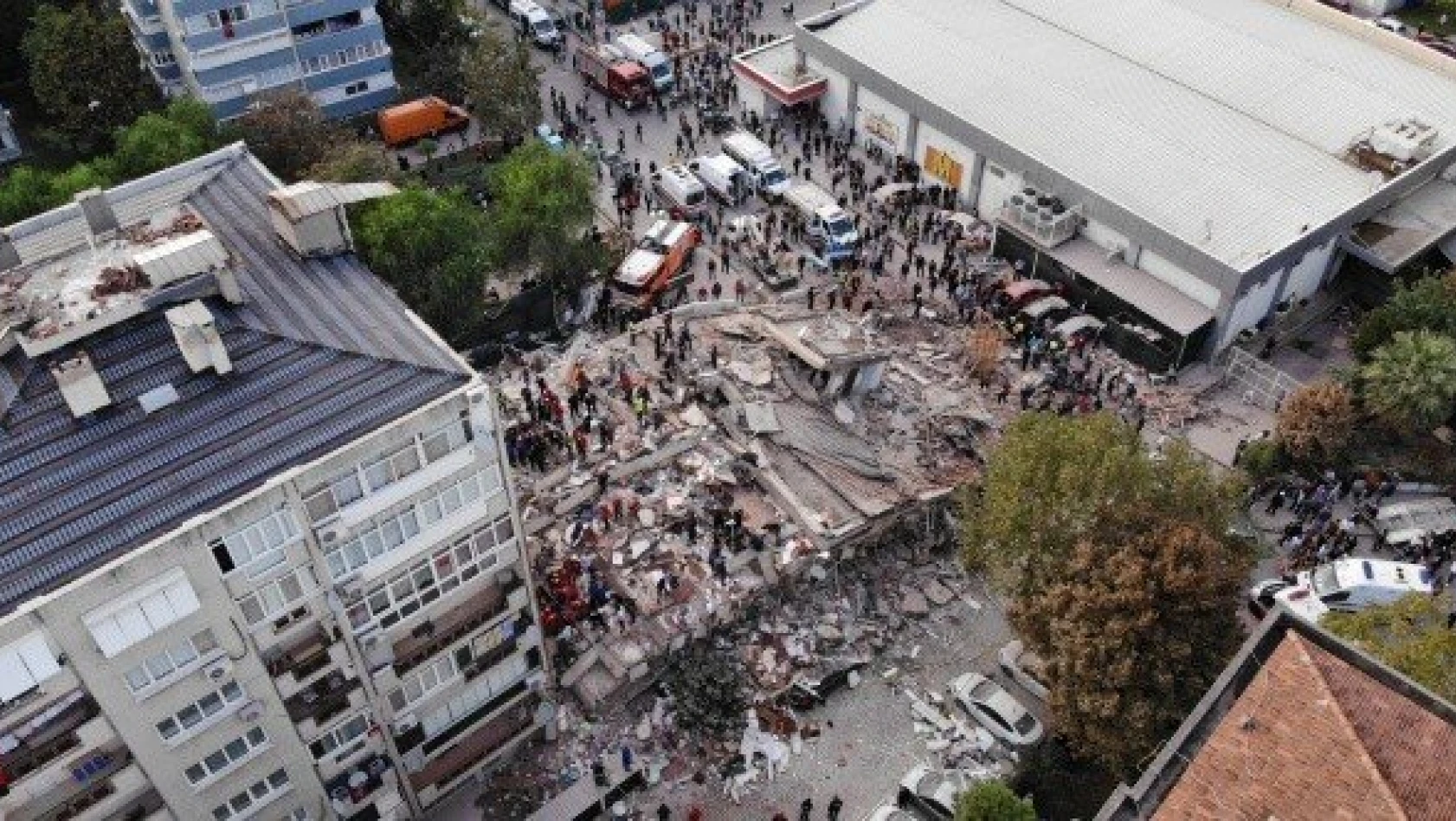 İzmir'deki depremde kurtarma çalışmaları sürüyor