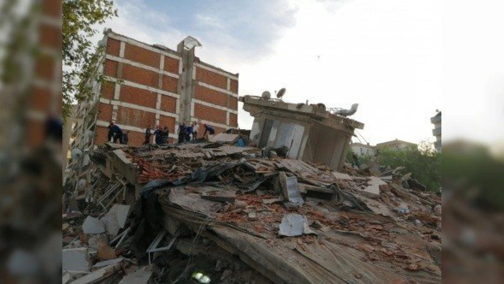 İzmir'de deprem: Yıkılan binadan 7 kişi kurtarıldı