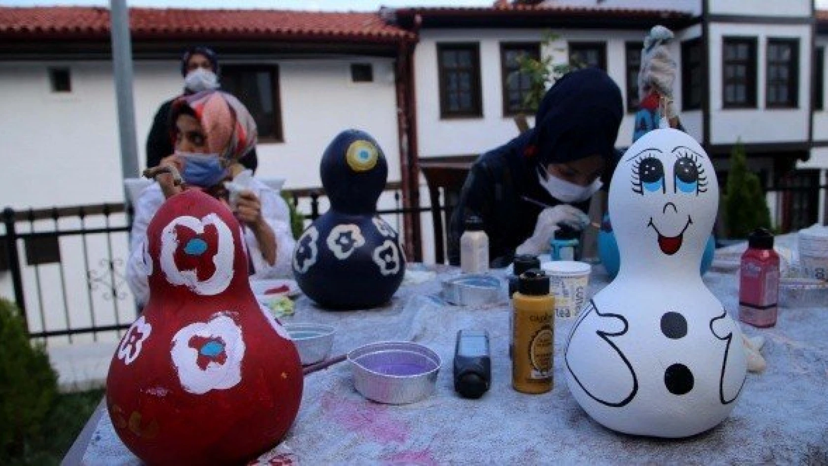 Kastamonu'da "özel bireyler" süs kabaklarını boyadı