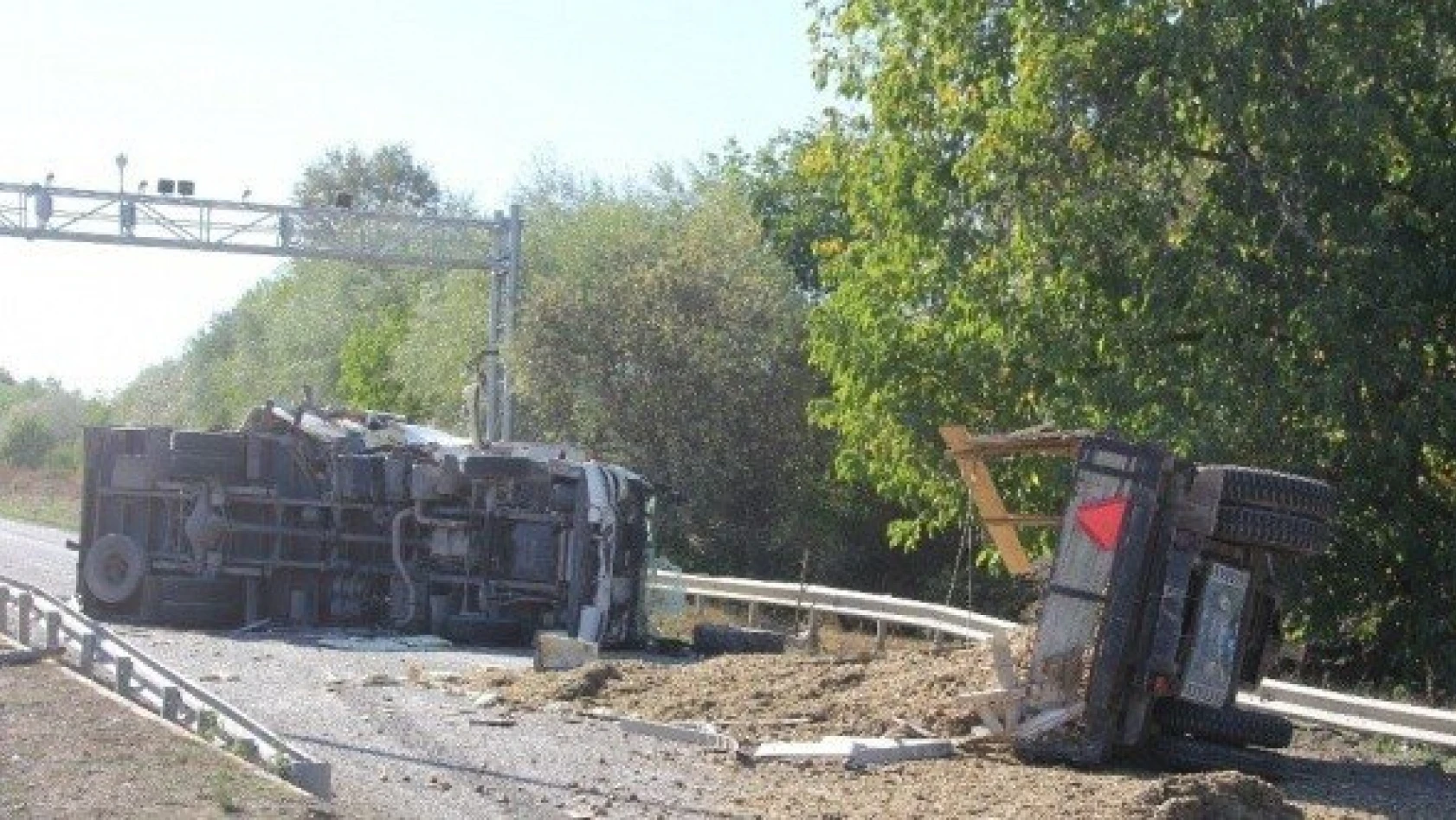 Kamyon ile küspe yüklü traktör çarpıştı: 2 yaralı