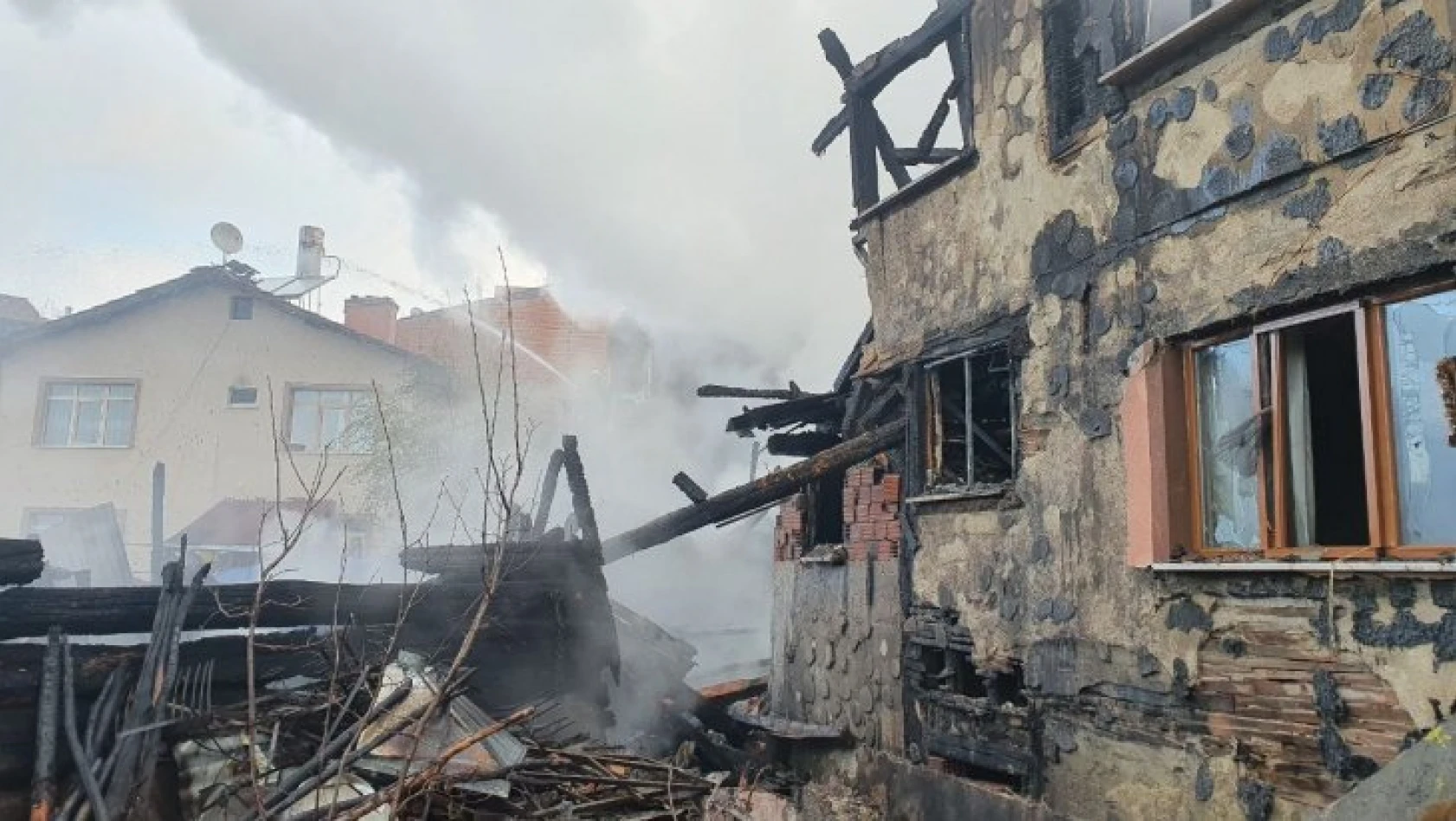 4 evin yandığı yangının boyutu gün ağarınca ortaya çıktı