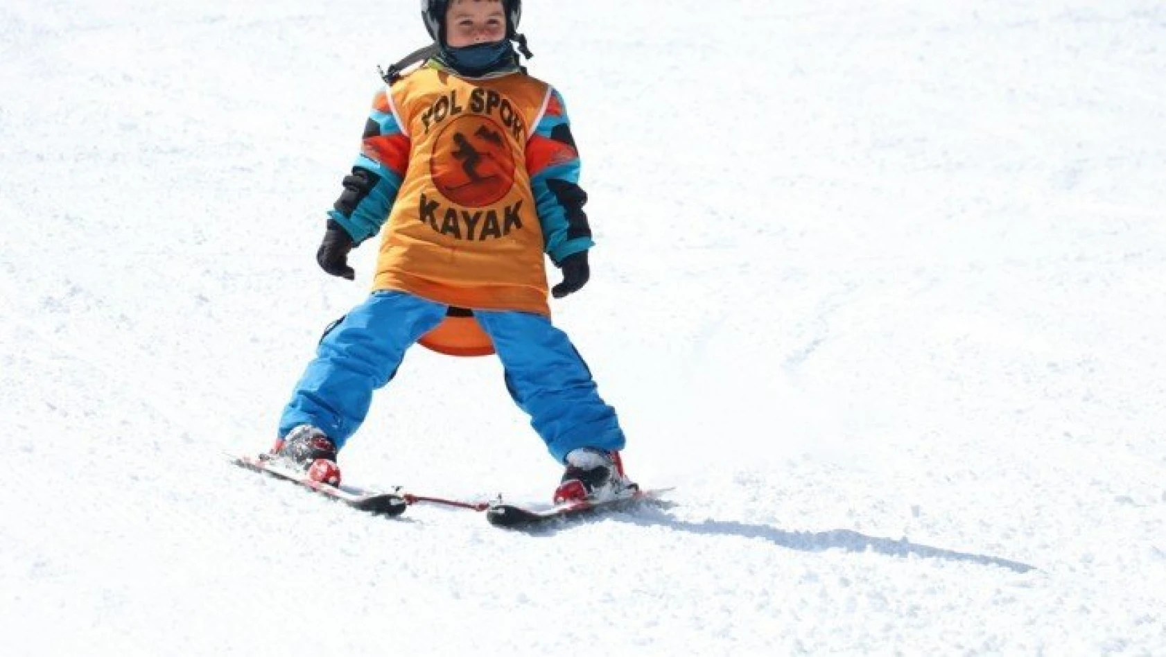 5 yaşındaki Yusuf kayak yeteneği ile dikkati çekiyor