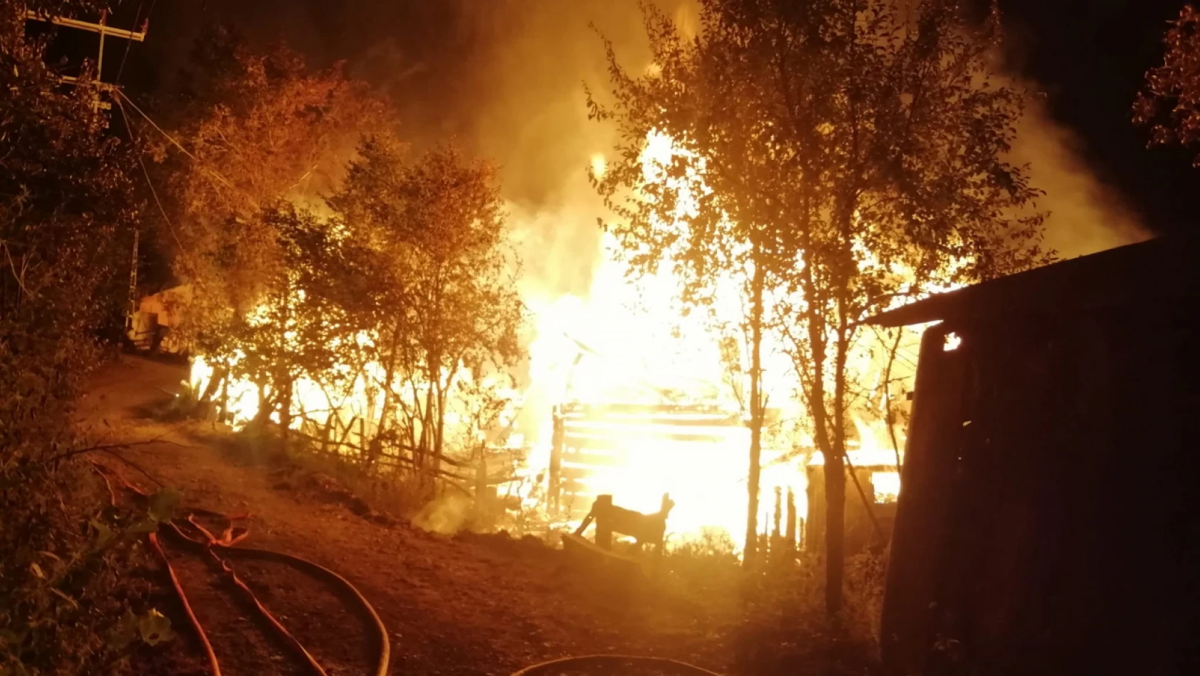 7 evi saran yangın kontrol altına alındı