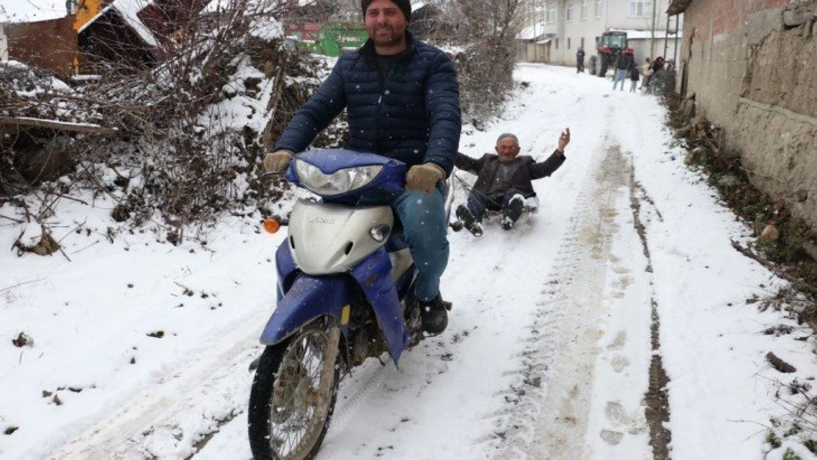79 yaşındaki Mehmet dedenin 'motosikletli kızak' keyfi