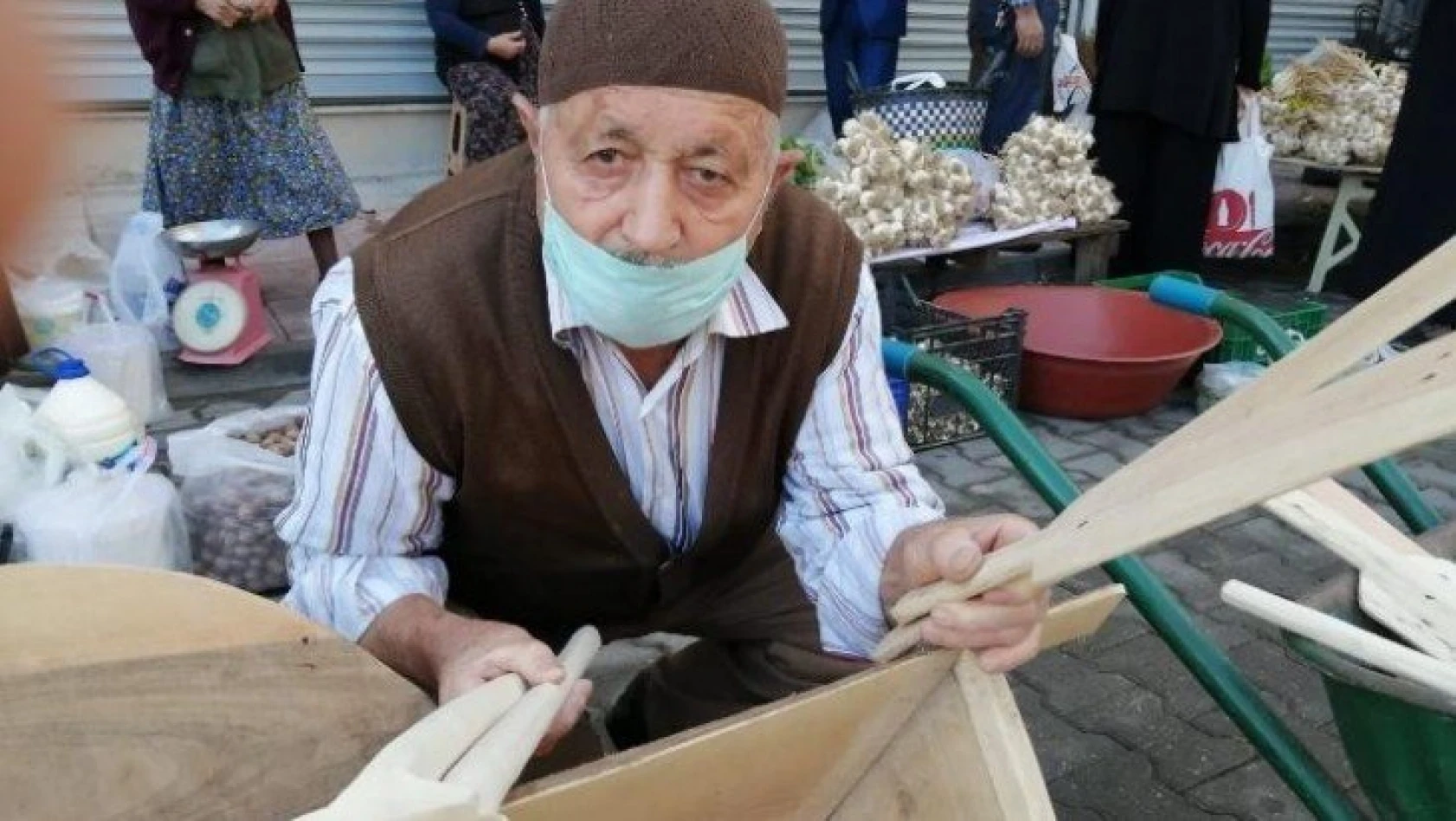 88 yaşında tahtadan yaptığı kaşıkları satarak ailesini geçindiriyor