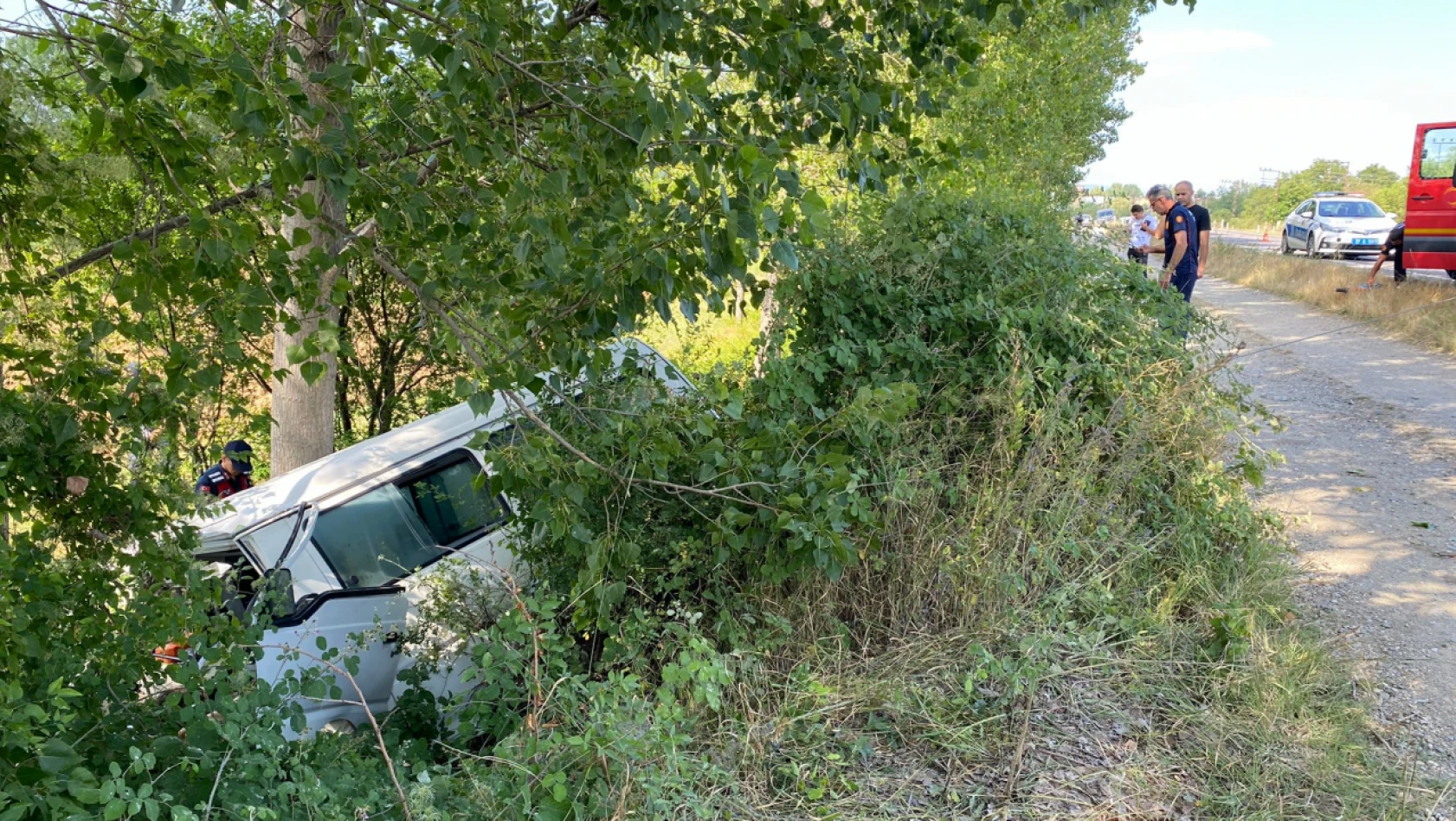 Ağaca çarpan minibüs sürücüsü öldü