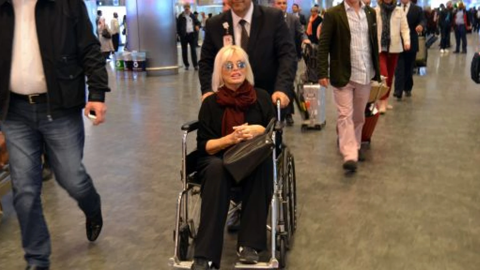 Ajda Pekkan Tekerlekli Sandalye İle Yurda Döndü