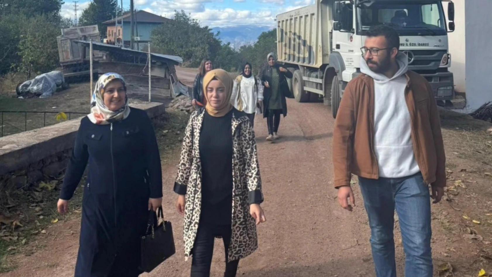 AK Partili kadınlardan 53 yapının yandığı köye ziyaret