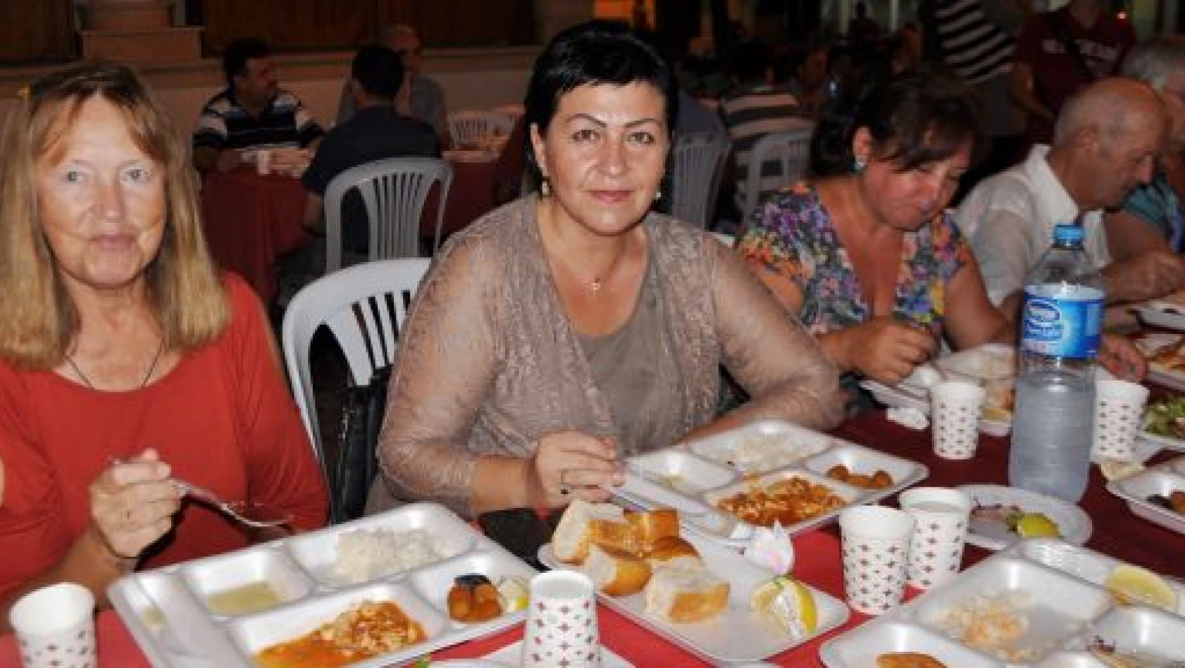 Alanya'da yaşayan yabancılara cami avlusunda iftar