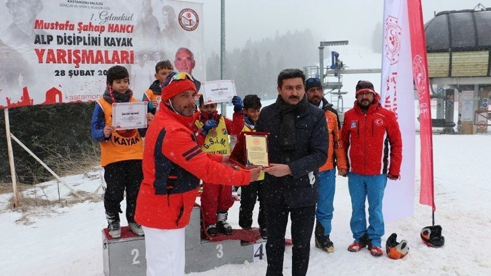 Alp Disiplini Kayak Yarışmaları, Ilgaz Dağı'nda düzenlendi