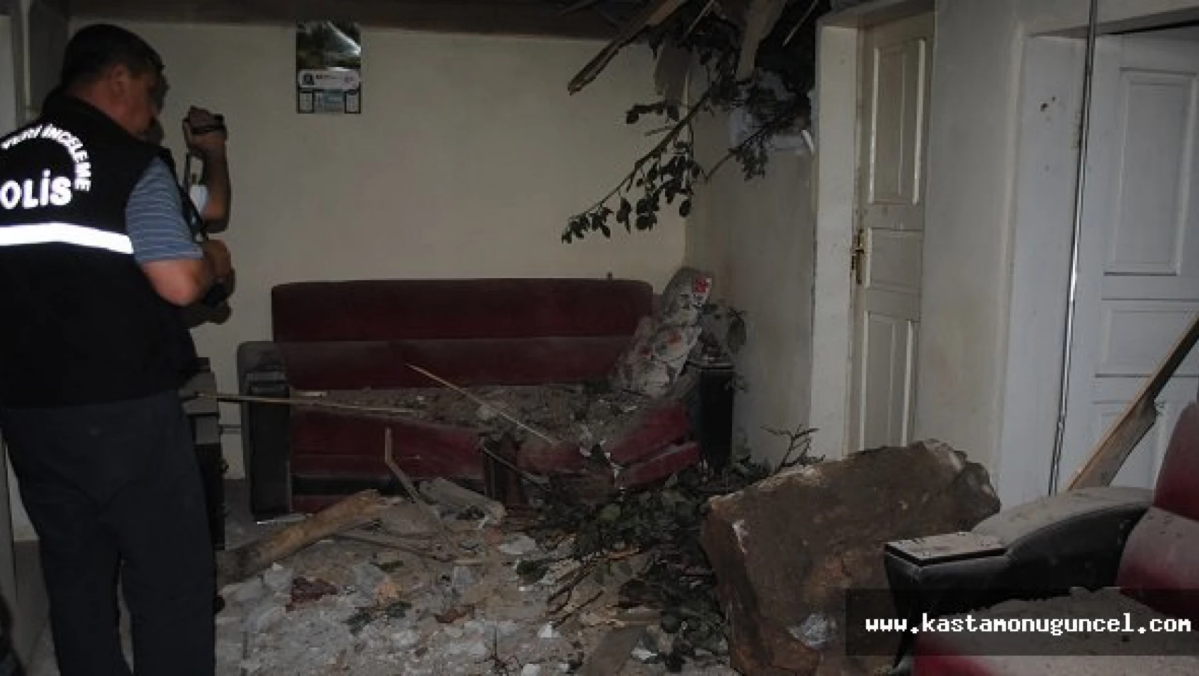 Amasya'da İki Eve Kaya Düştü: 1 Yaralı