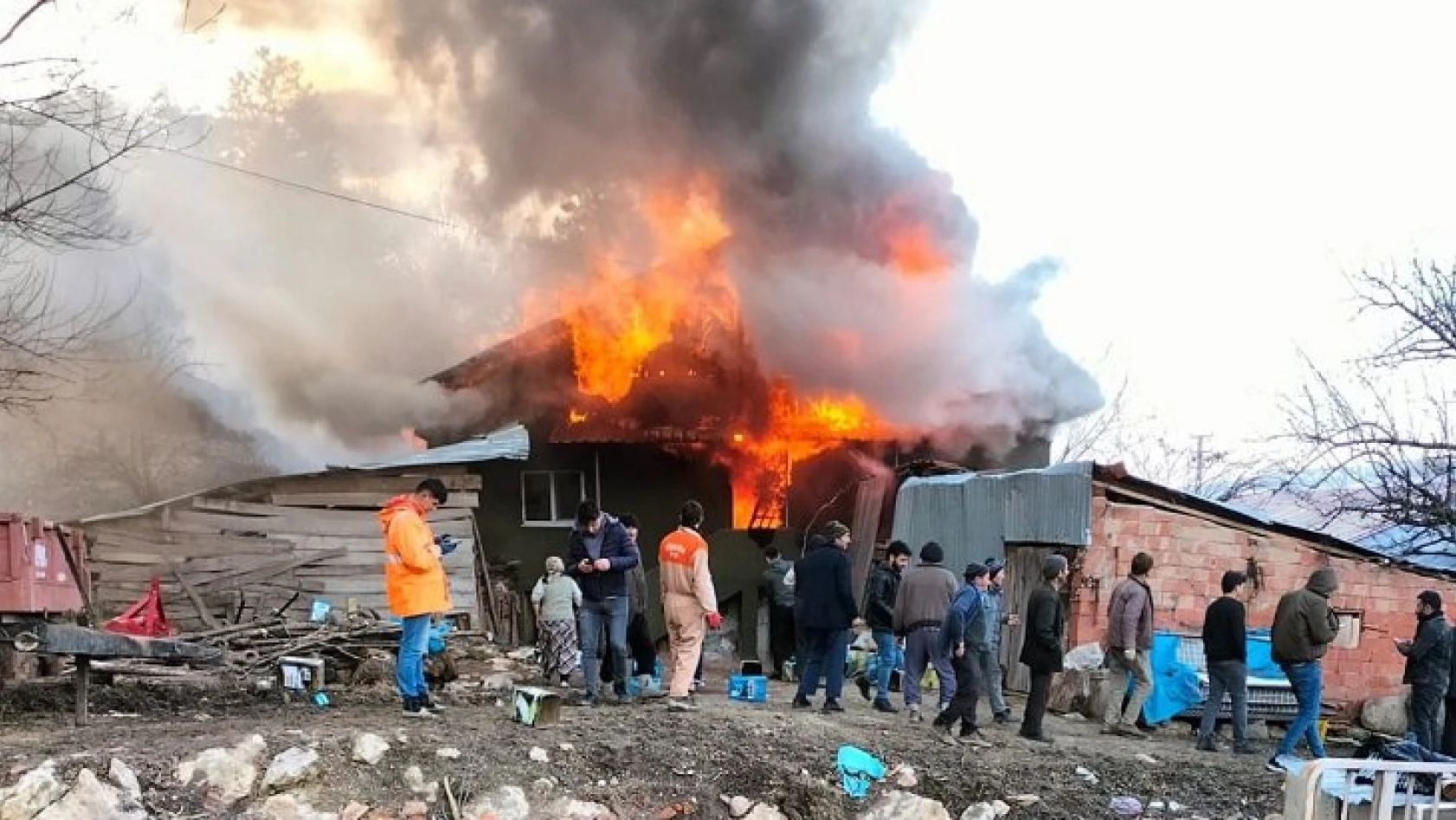 Araç'ta 2 katlı ev yandı