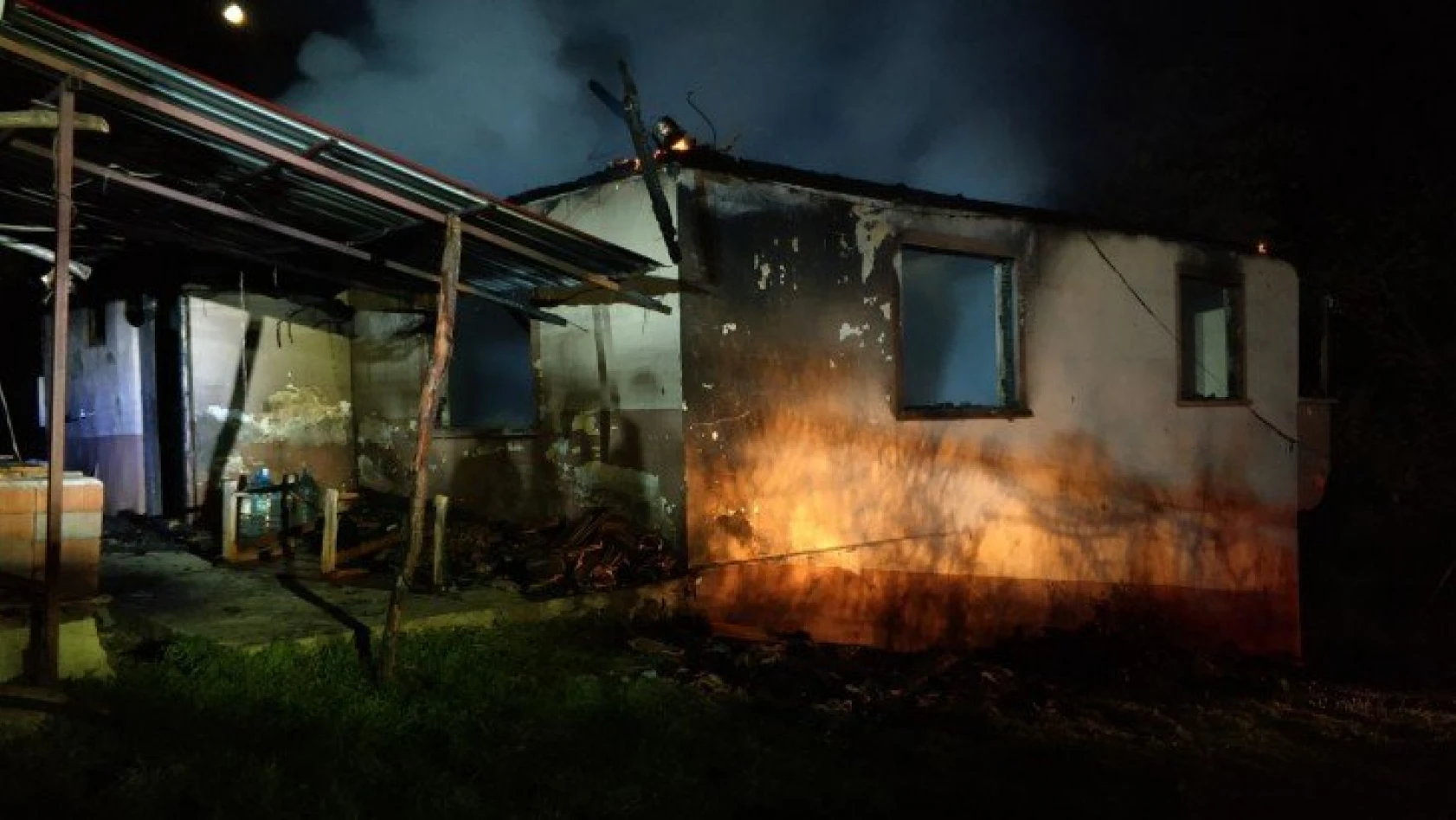 Araç'ta yangın çıktı! 2 katlı ev yandı