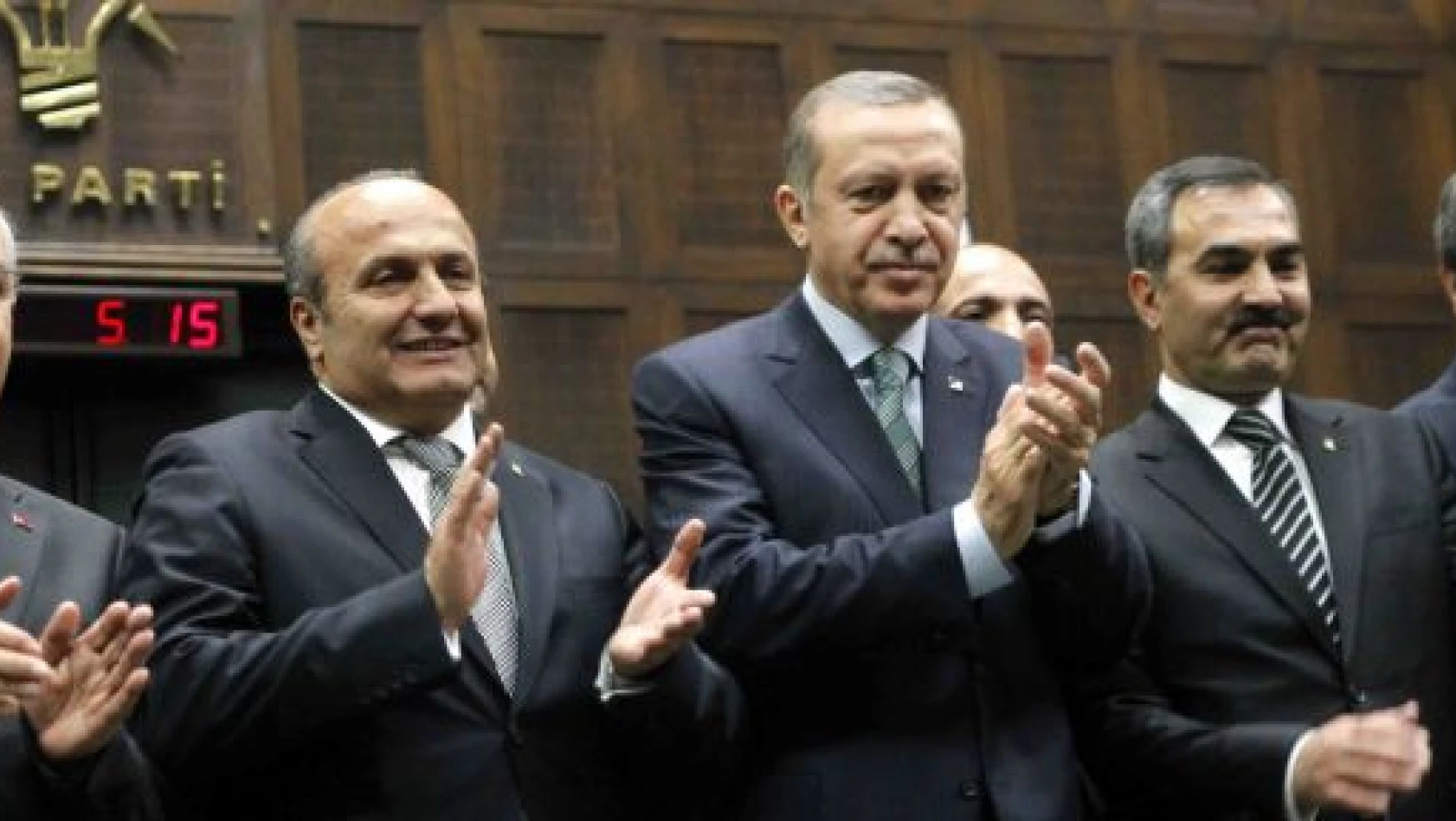 Arslan'a AK PARTİ Rozetini Başbakan Erdoğan Taktı