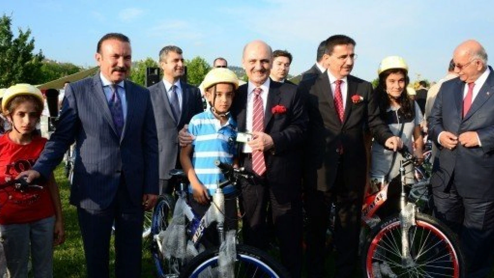 Bakan Bayraktar: En güzel karne hediyesi bisiklet