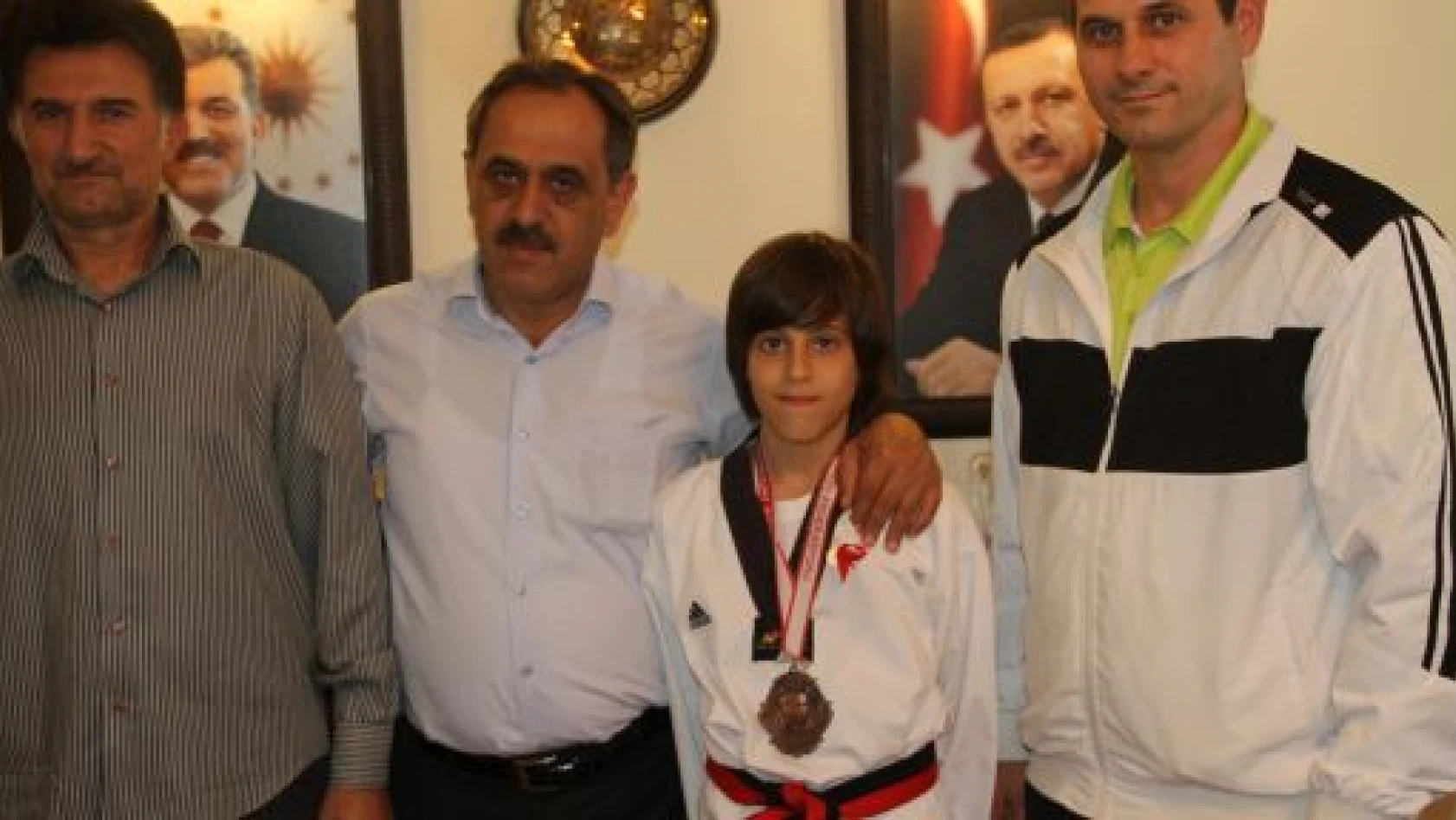 Başkan Yazıcı'dan Minik Şampiyona Altın Ödülü