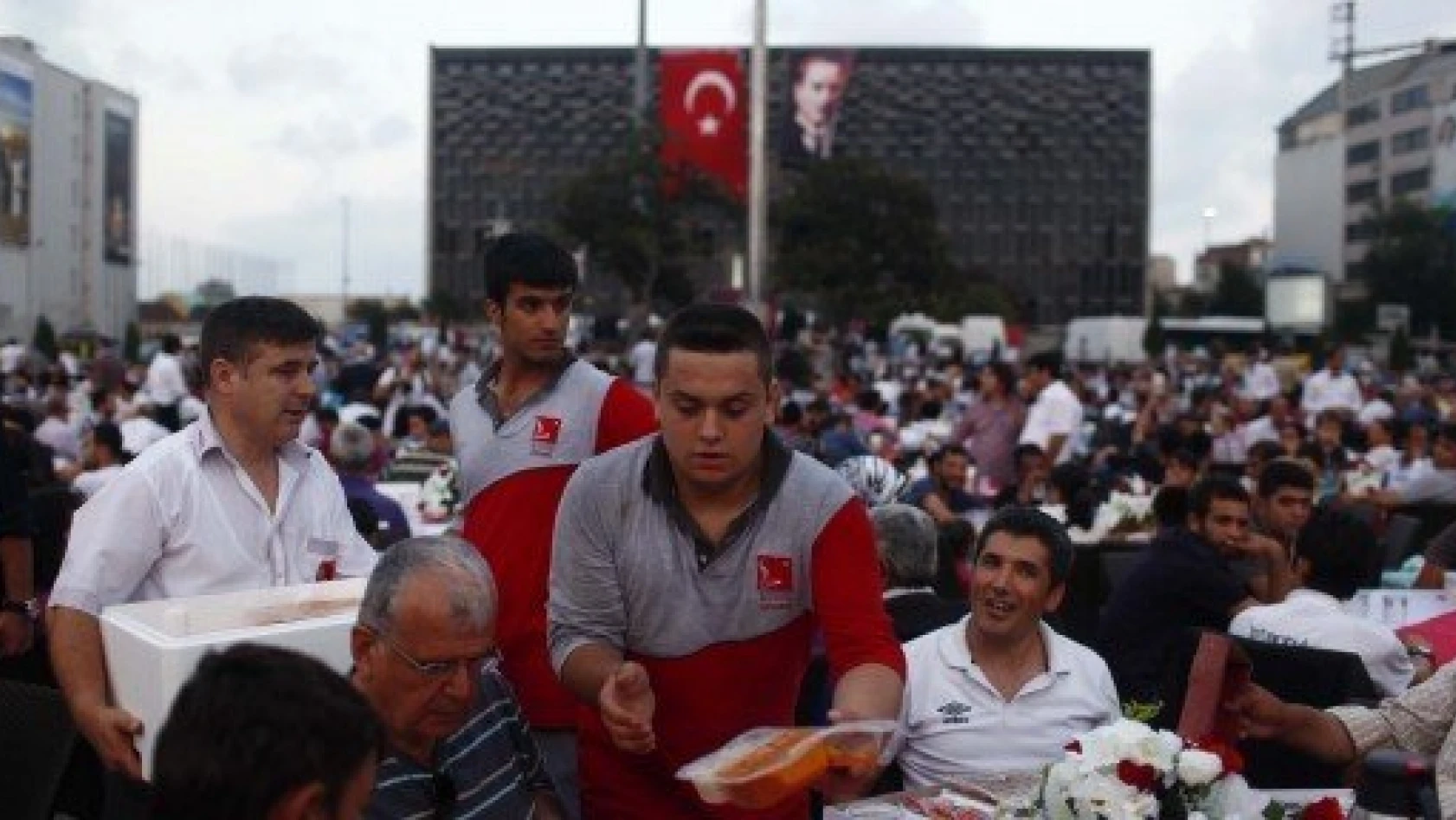 Beyoğlu Belediyesi Taksim Meydanı'nda iftar verdi