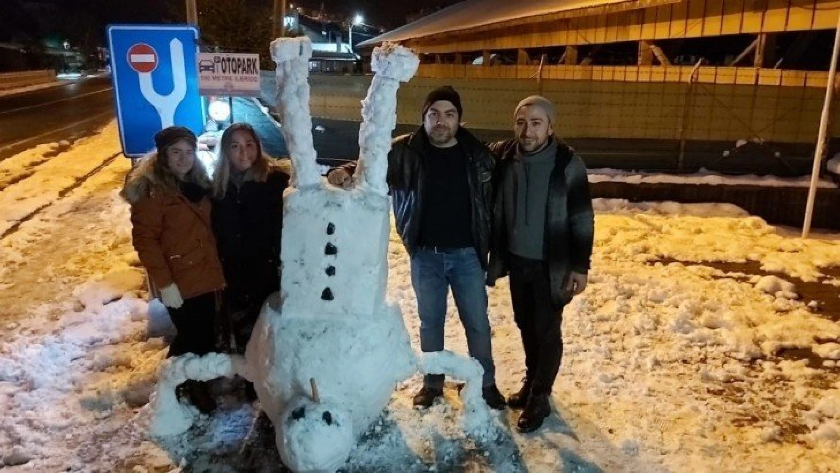 Biri kardan heykel yaptı, diğeri kardan adamı ters çevirdi
