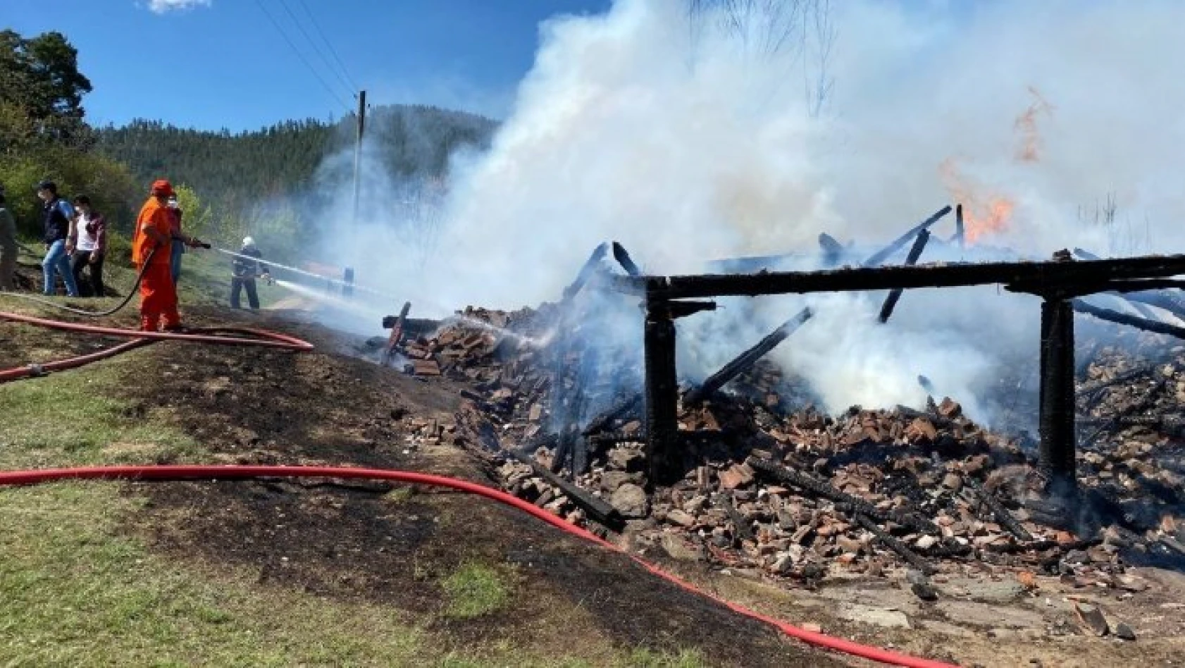 1 kişinin öldüğü yangın, patlayan piknik tüpünden çıktı