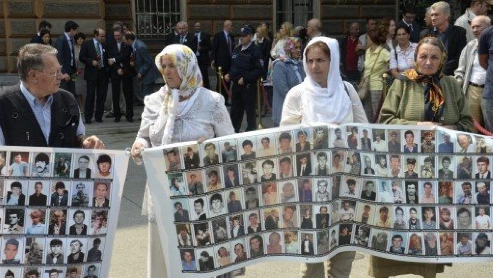 Bosna Hersek'te 409 şehidin kalıntıları Srebrenitsa'ya gönderildi