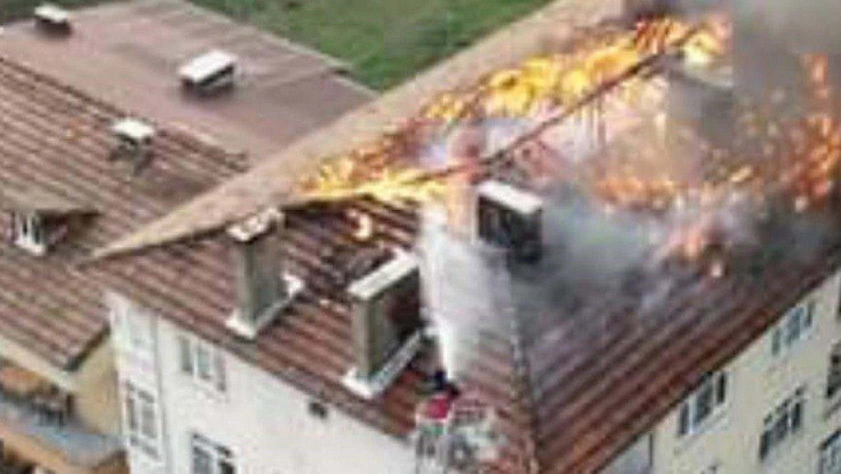 Bozkurt'ta 5 katlı binanın çatısı yandı