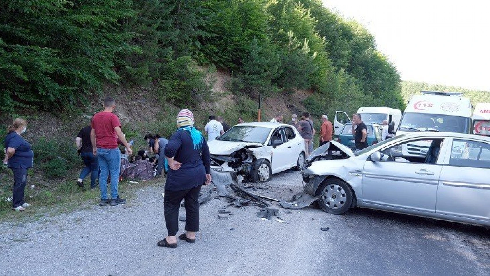 Bozkurt'ta iki otomobil çarpıştı: 6 yaralı
