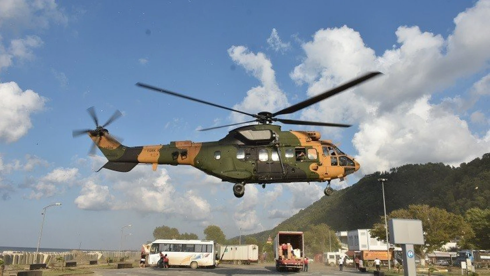 Bozkurt'ta köylere helikopterle erzak yardımı yapılıyor