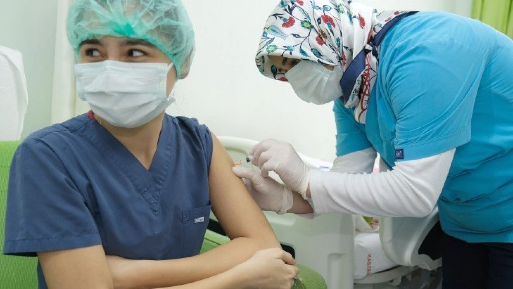 Bozkurt'ta sağlık personeline CoronaVac aşısı yapılmaya başlandı
