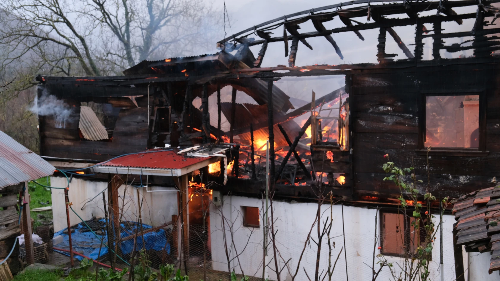 Bozkurt'ta yangın! 2 ev kullanılamaz hale geldi