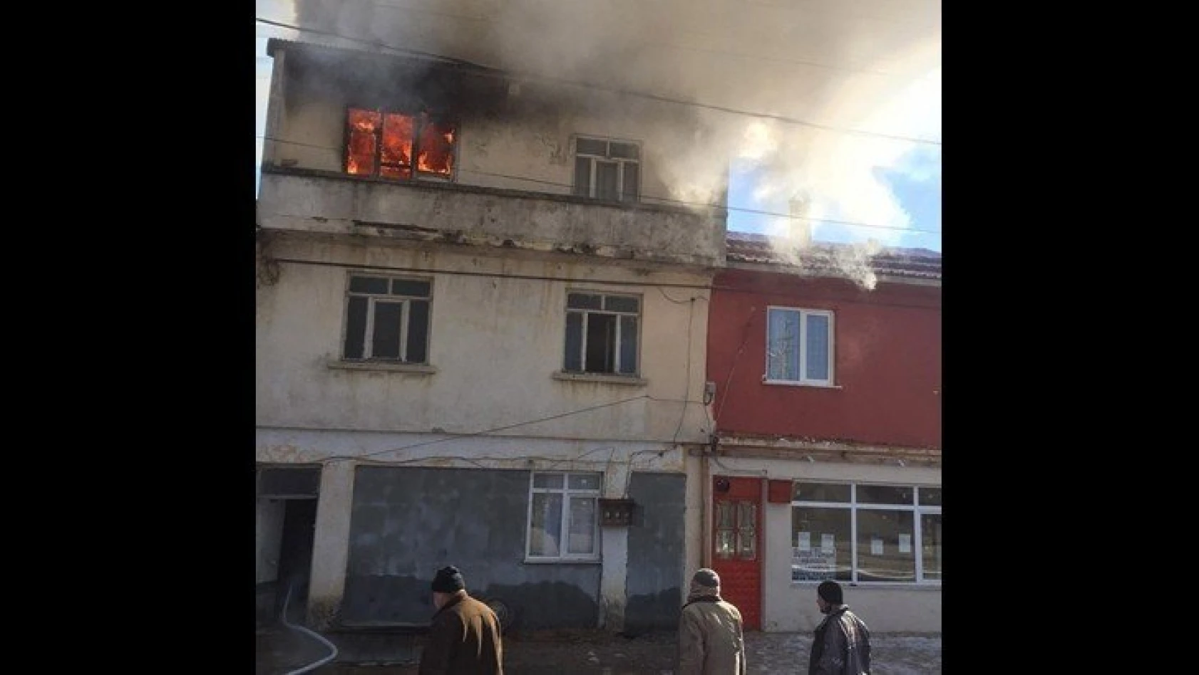 Bozkurt'ta yangın: 2 katlı ev zarar gördü