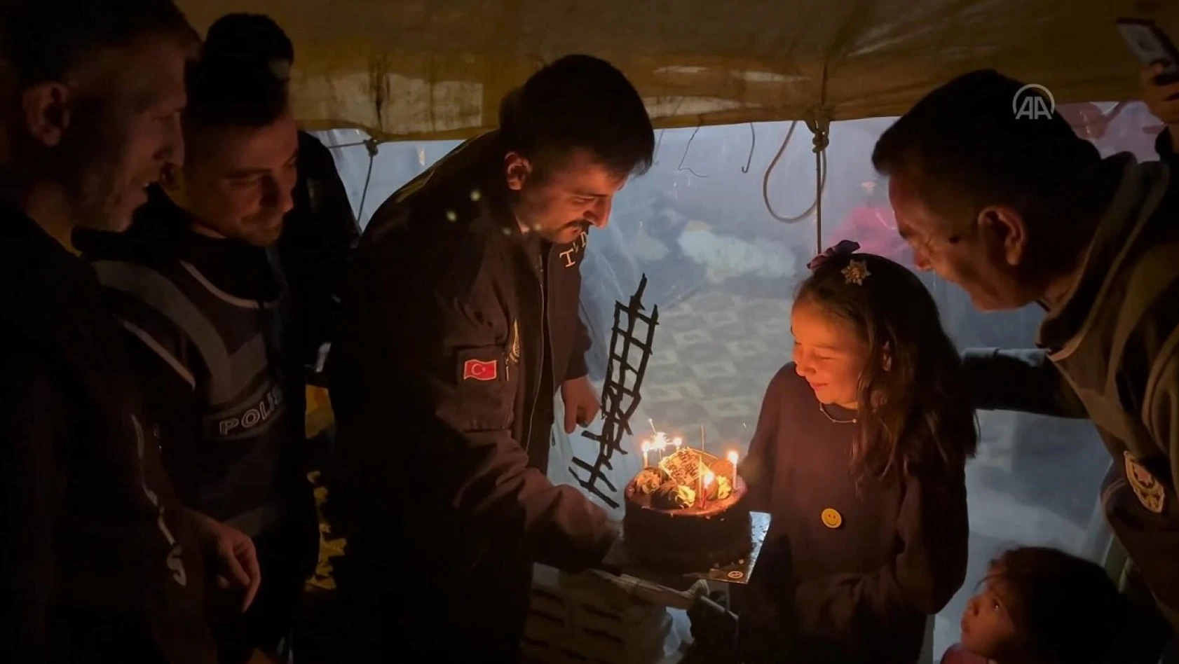 Çadır kentte doğum günü sürprizi
