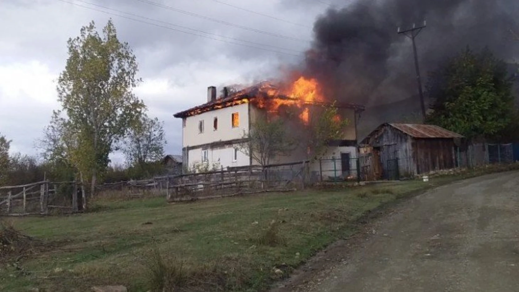 Araç'ta çaresizce yanan evlerini izlediler