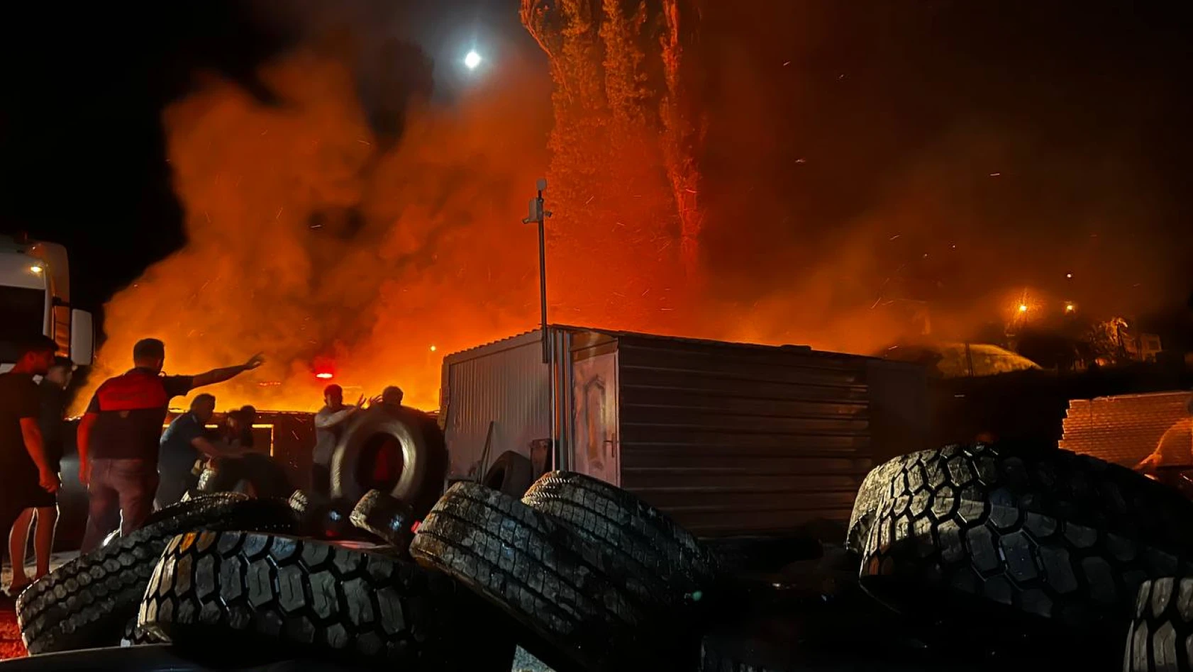 Çatalzeytin'de yangın! 2 konteyner yandı