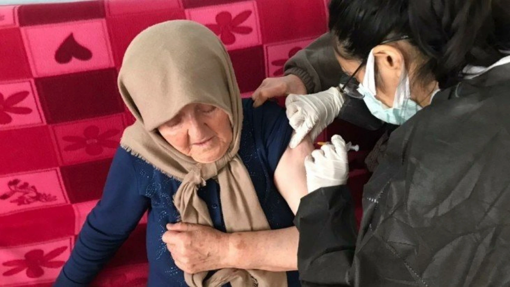Cide'de 85 yaş ve üzeri vatandaşların ilk doz aşıları tamamlandı