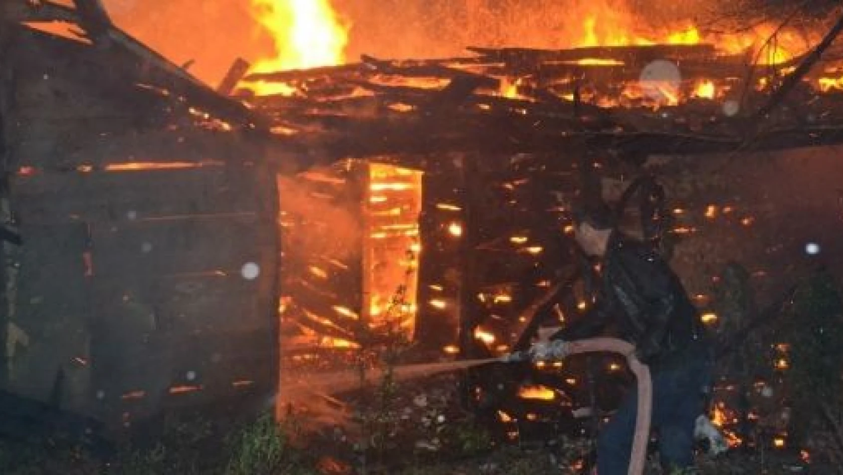Cide'de İki Evde Yangın Çıktı 