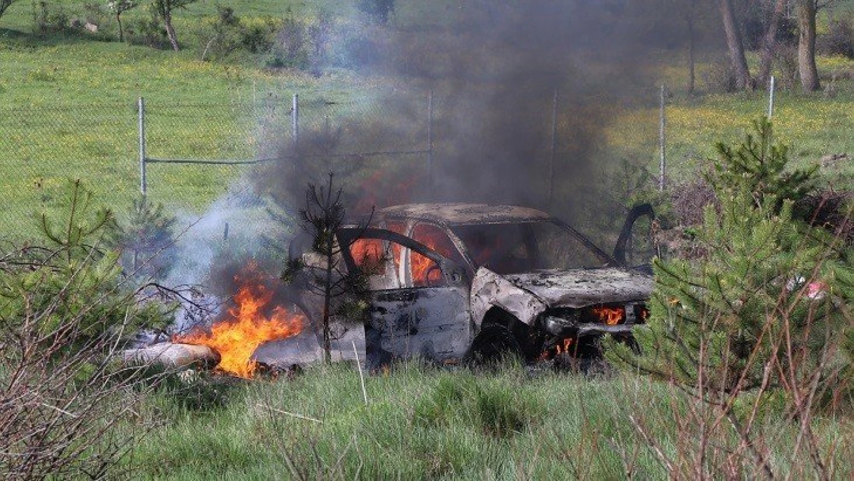 Çift, yanan araçtan son anda kurtarıldı