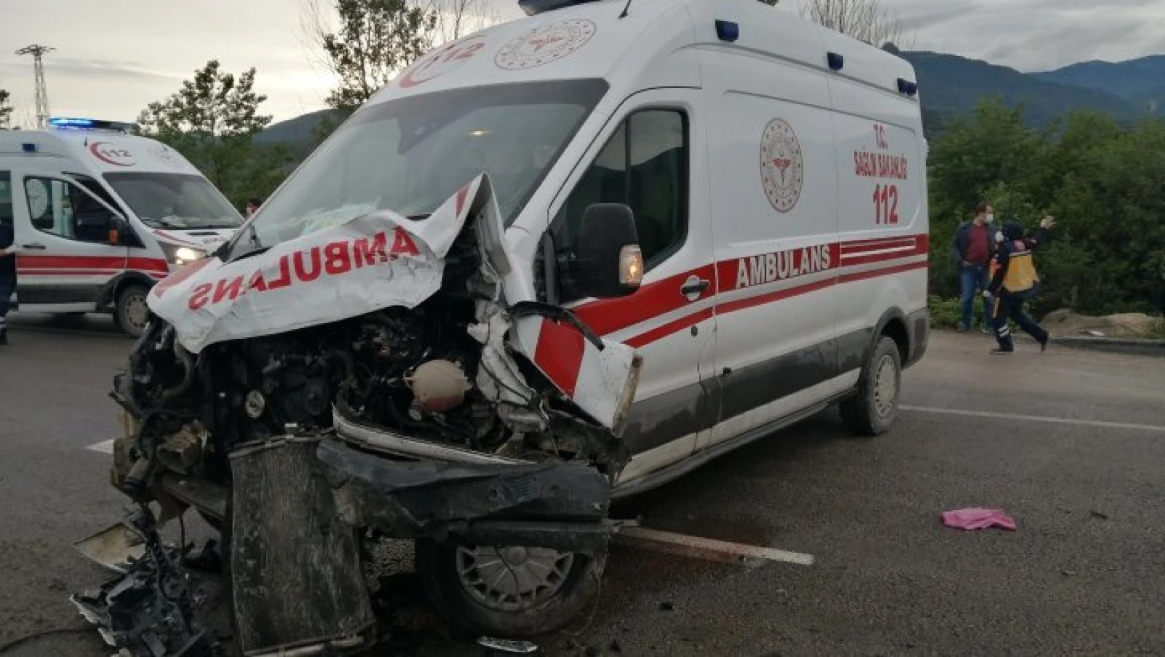 Kovid-19 hastası taşıyan ambulans minibüs ile çarpıştı