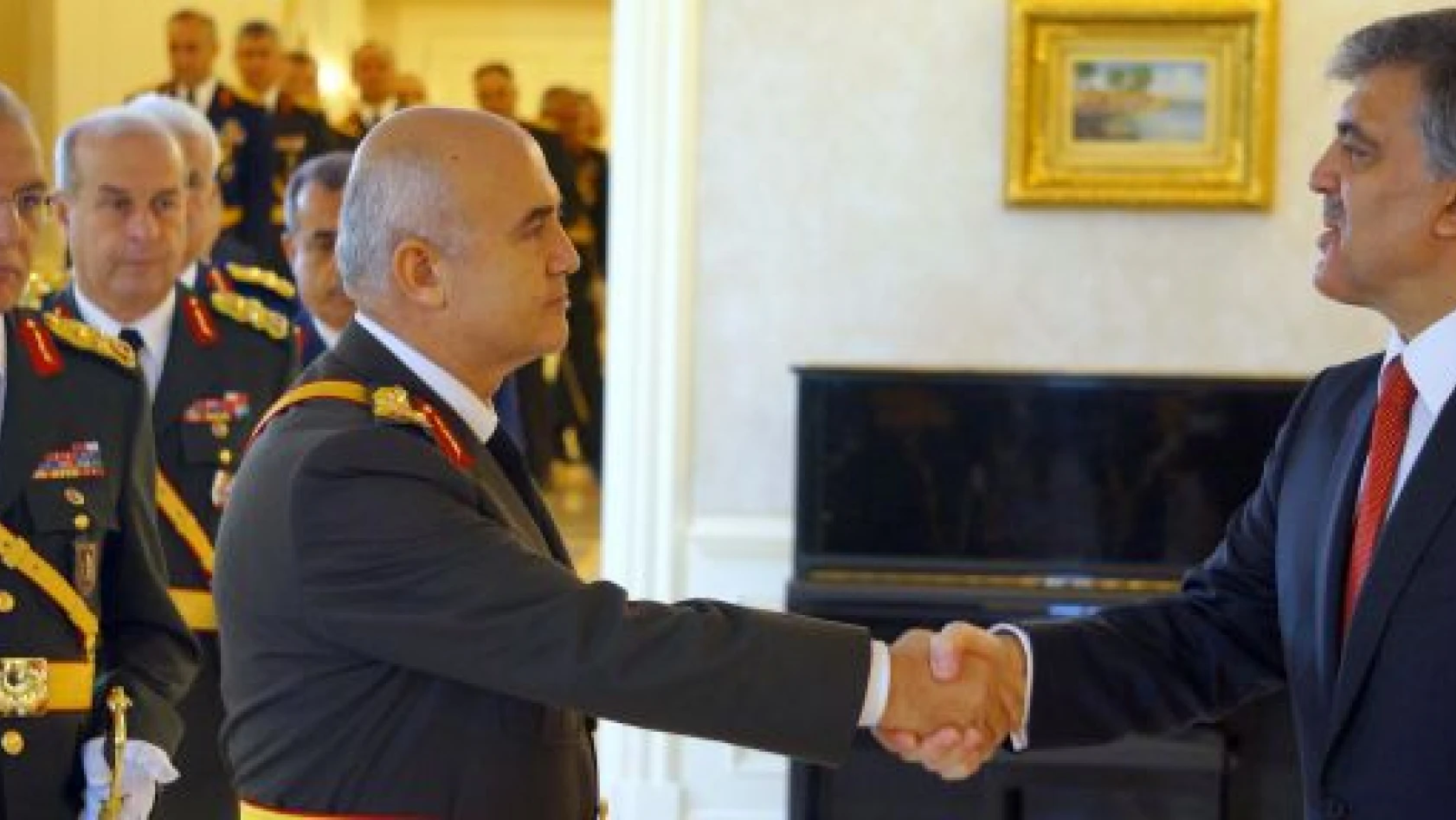 Cumhurbaşkanı Gül, 'başkomutan' sıfatıyla köşkte tebrikleri kabul etti