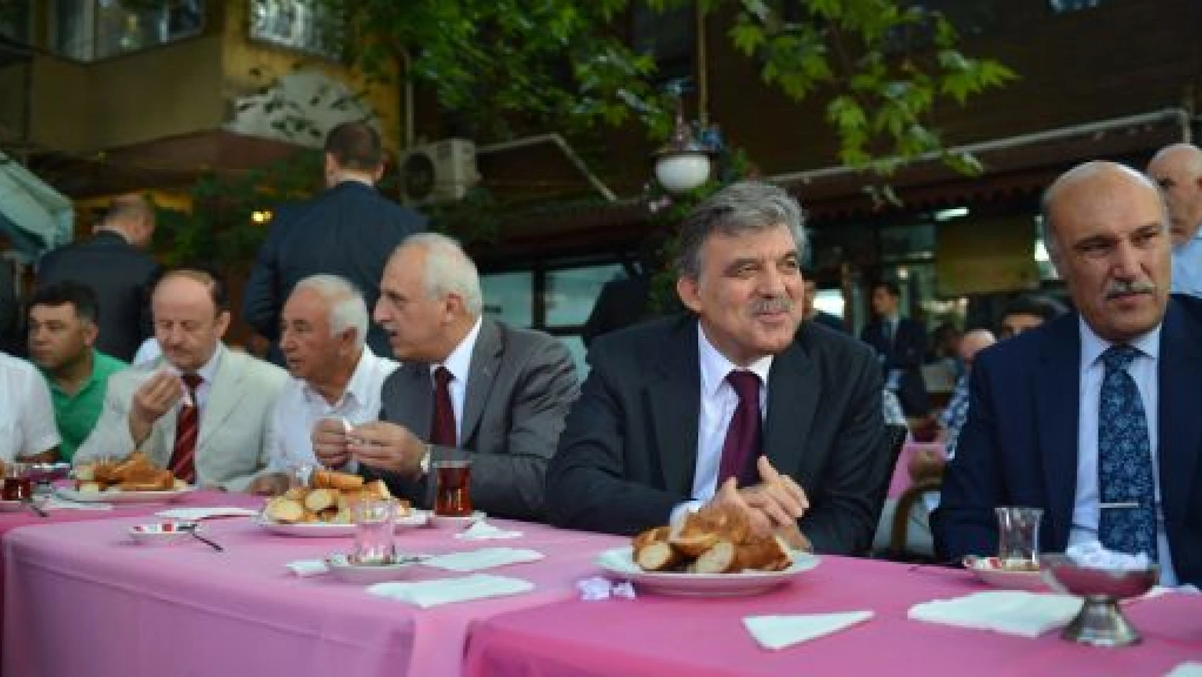 Cumhurbaşkanı Gül, vatandaşlarla simit yedi