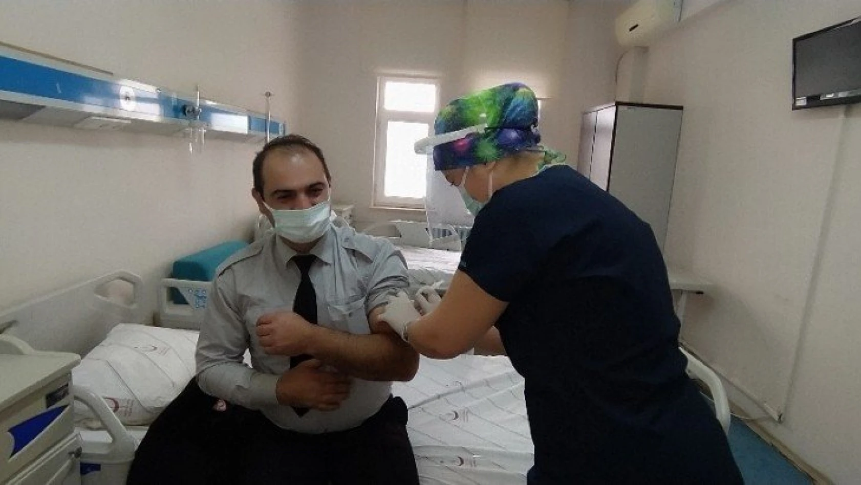 Daday'da sağlık çalışanlarına ilk koronavirüs aşısı uygulandı