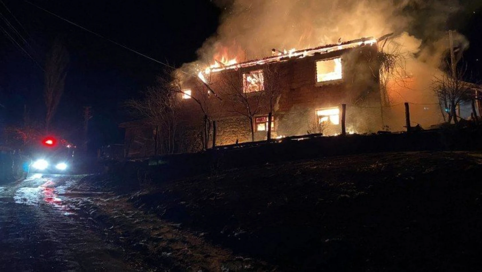 Daday'da yangın: 2 katlı ev ve ahır yandı