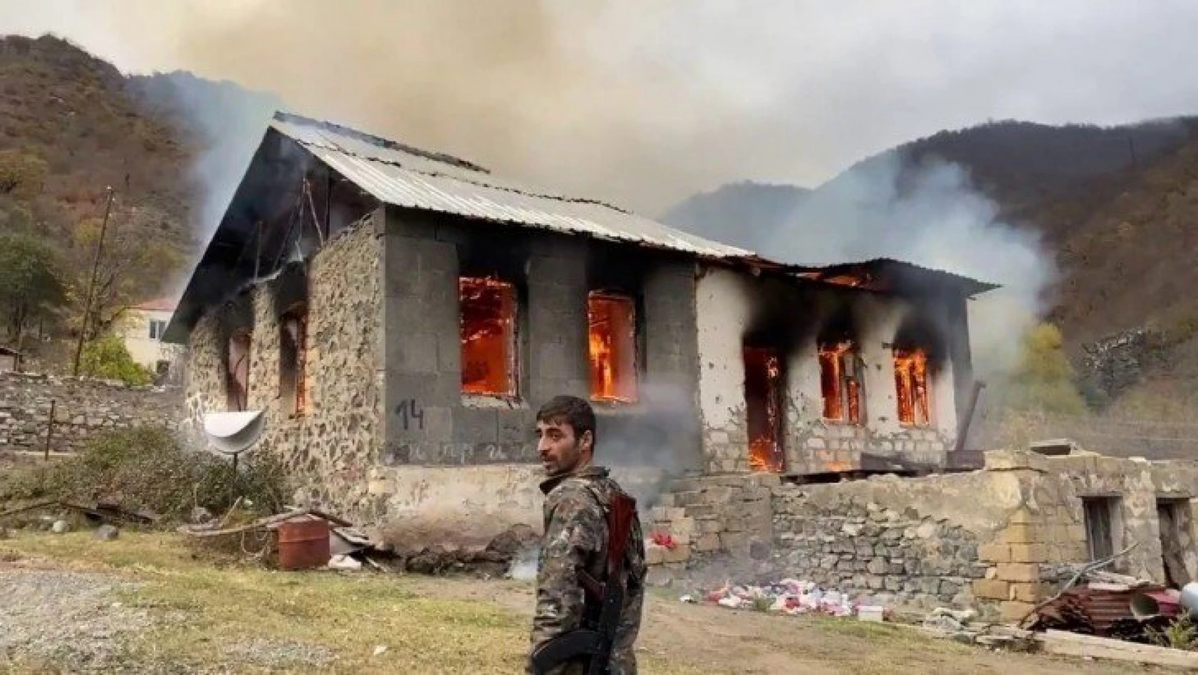 Yenilgiyi hazmedemeyen Ermeniler Kelbecer'de evleri yaktı