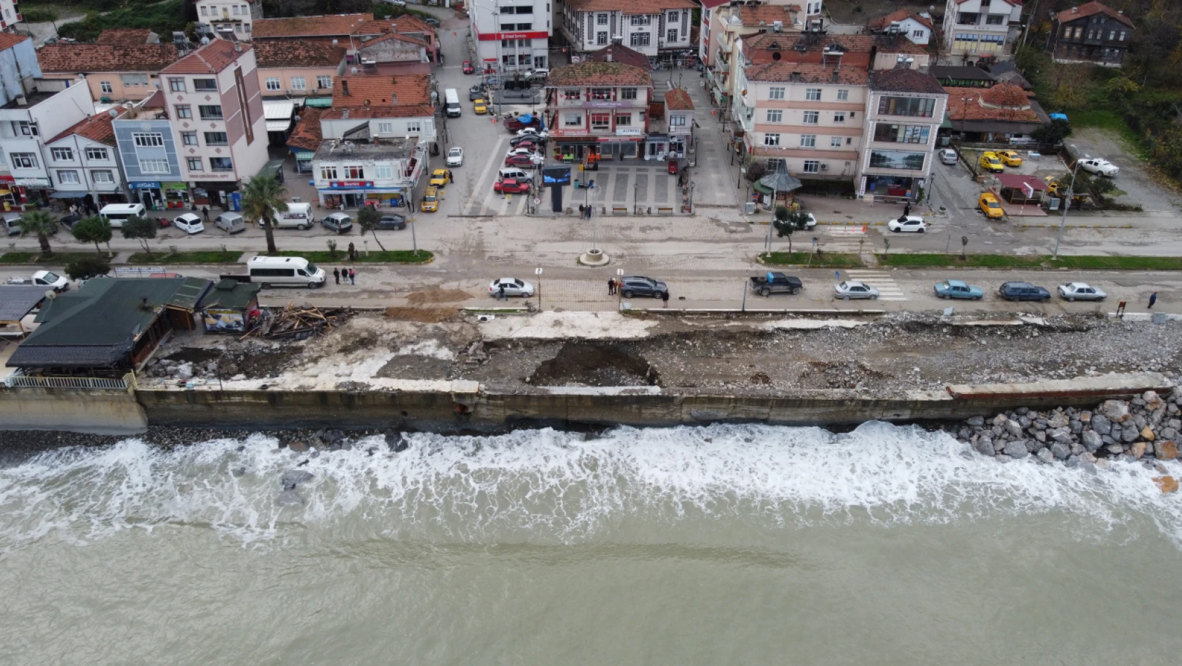 Dalgalar sahilde hasara neden oldu