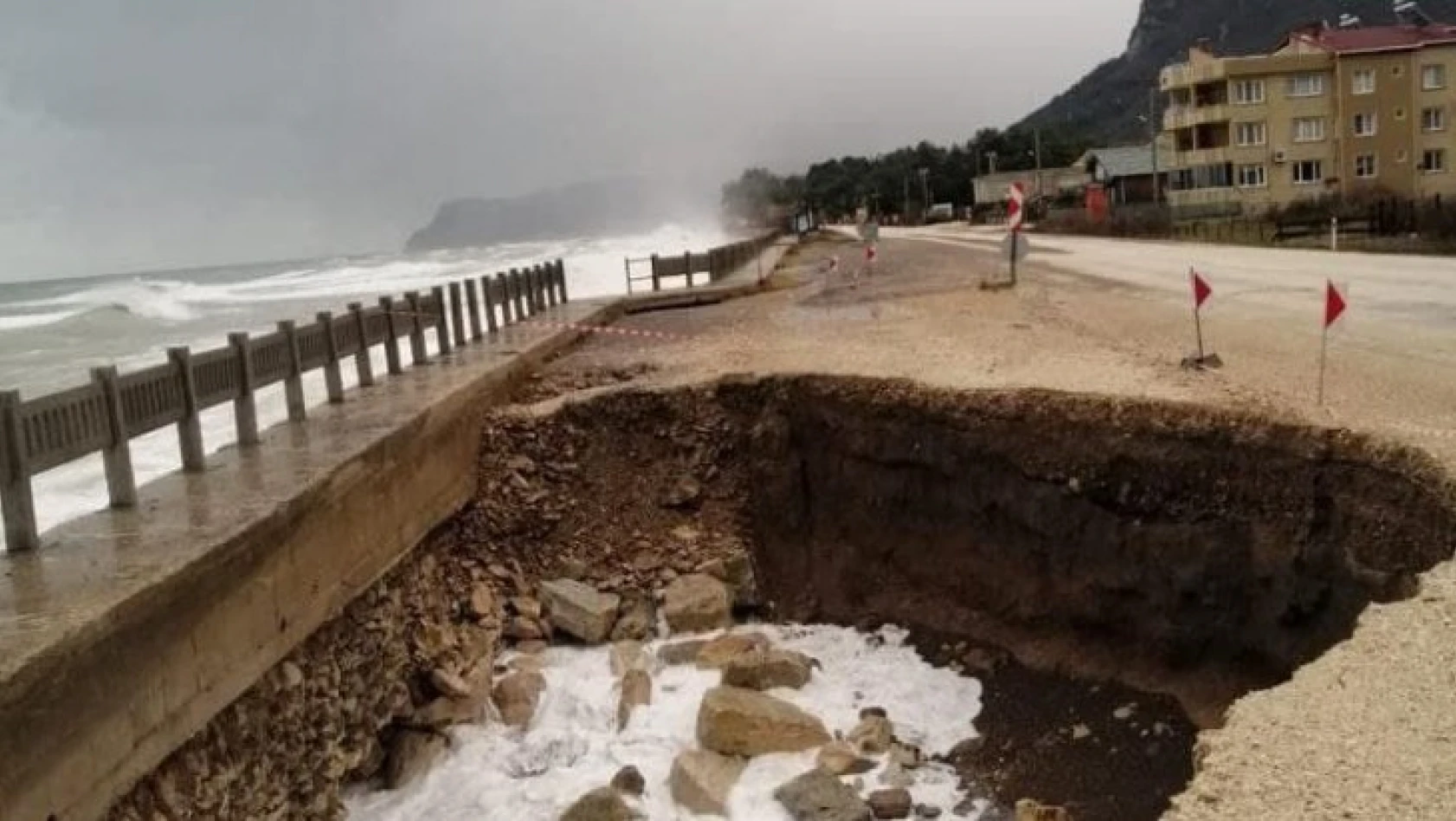 Karadeniz Sahil Yolu, fırtınadan tahrip oldu