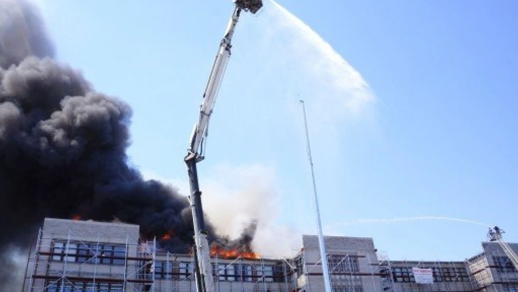 DHMİ merkez binasındaki yangın büyüdü