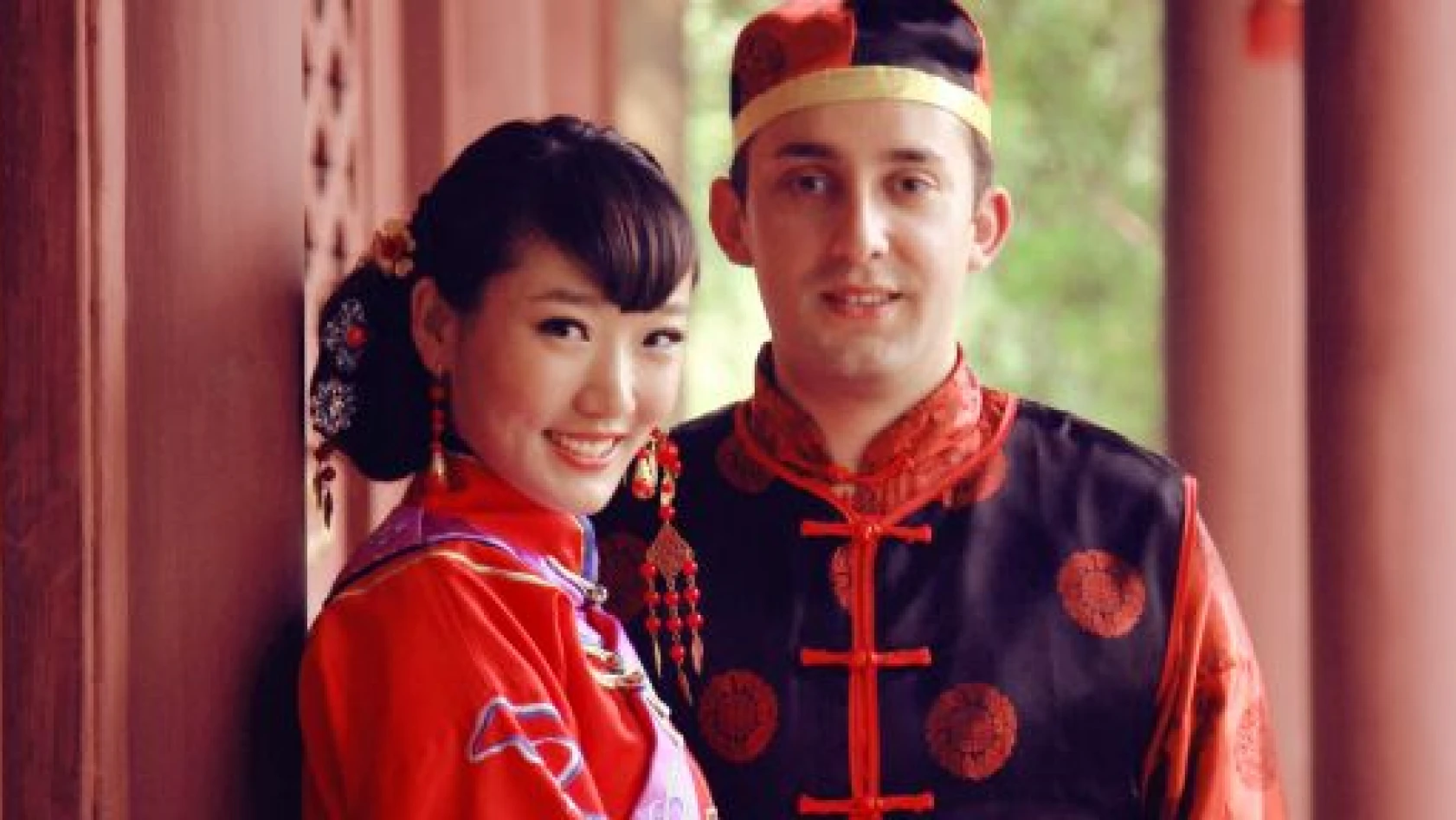 Dinleri araştıran Çinli haber editörü Müslüman olup Türk gençle evlendi