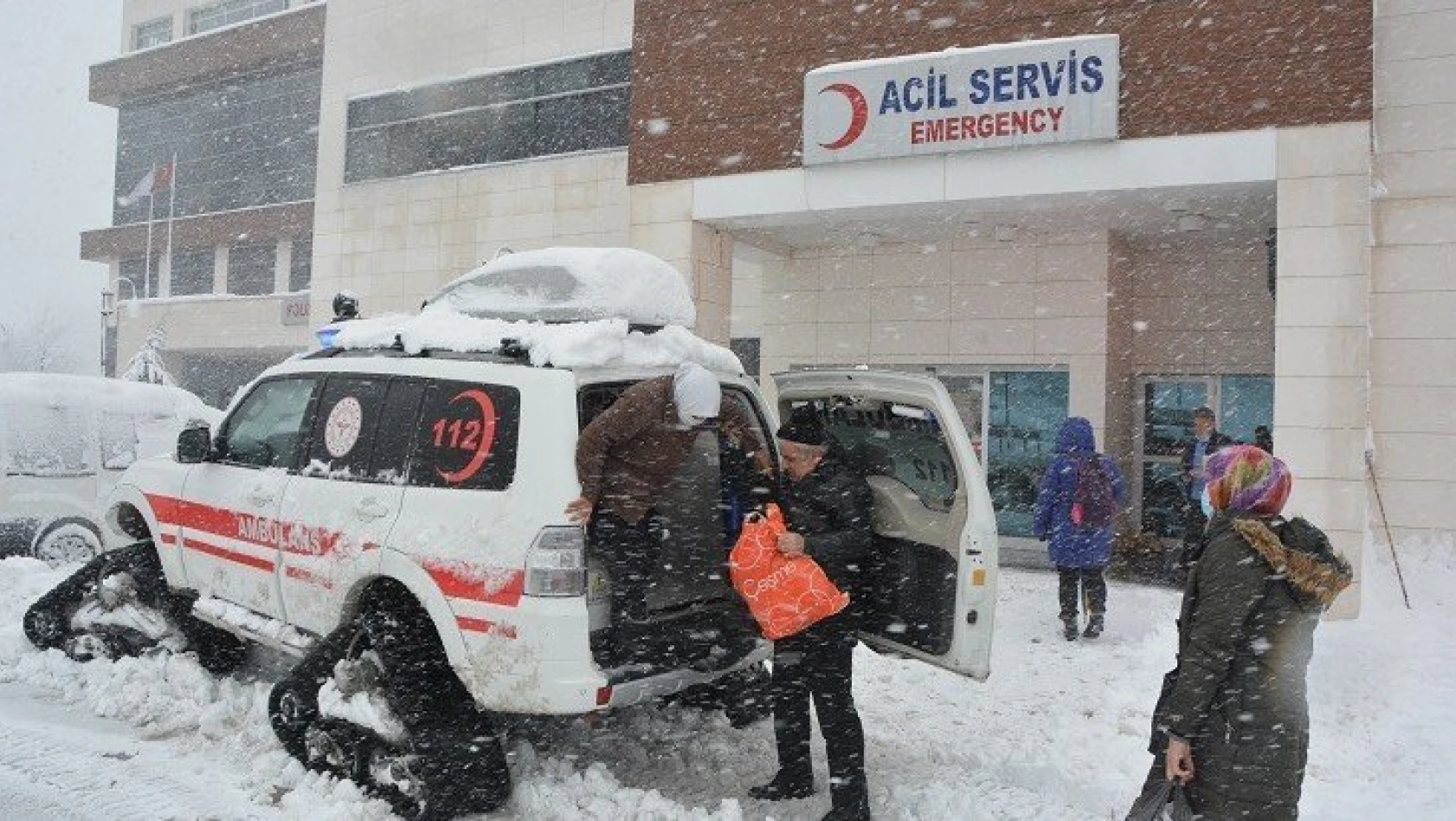 Diyaliz hastası iki kişi paletli kar ambulansıyla hastaneye nakledildi