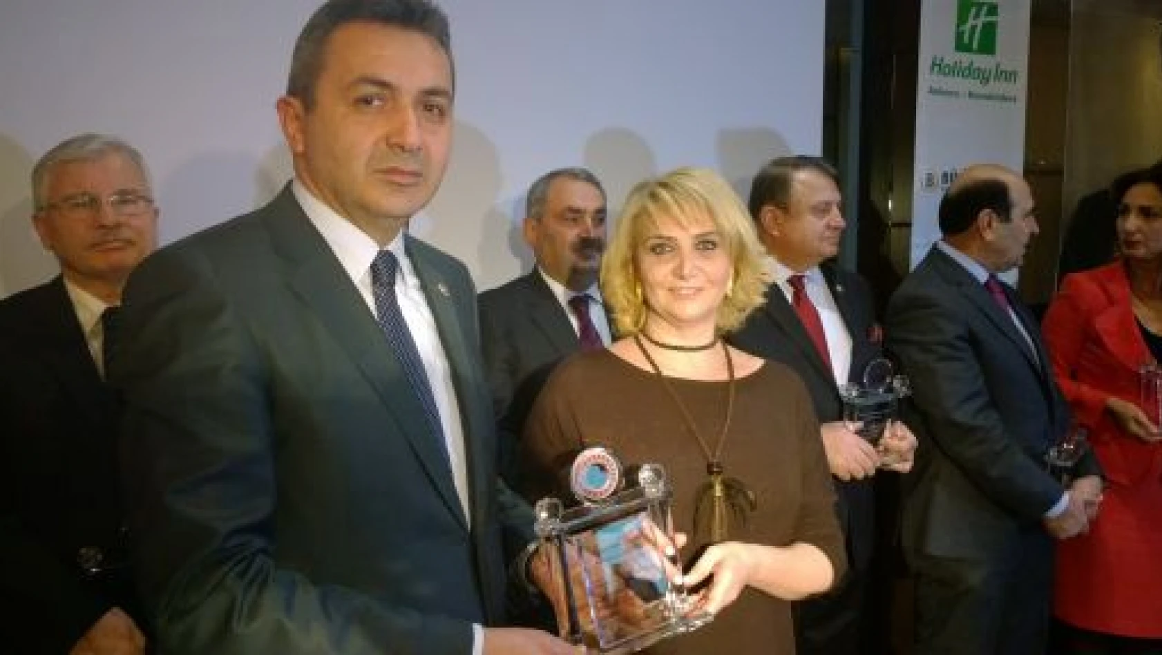Emin Çınar'a Yılın Başarılı Siyasetçisi Ödülü